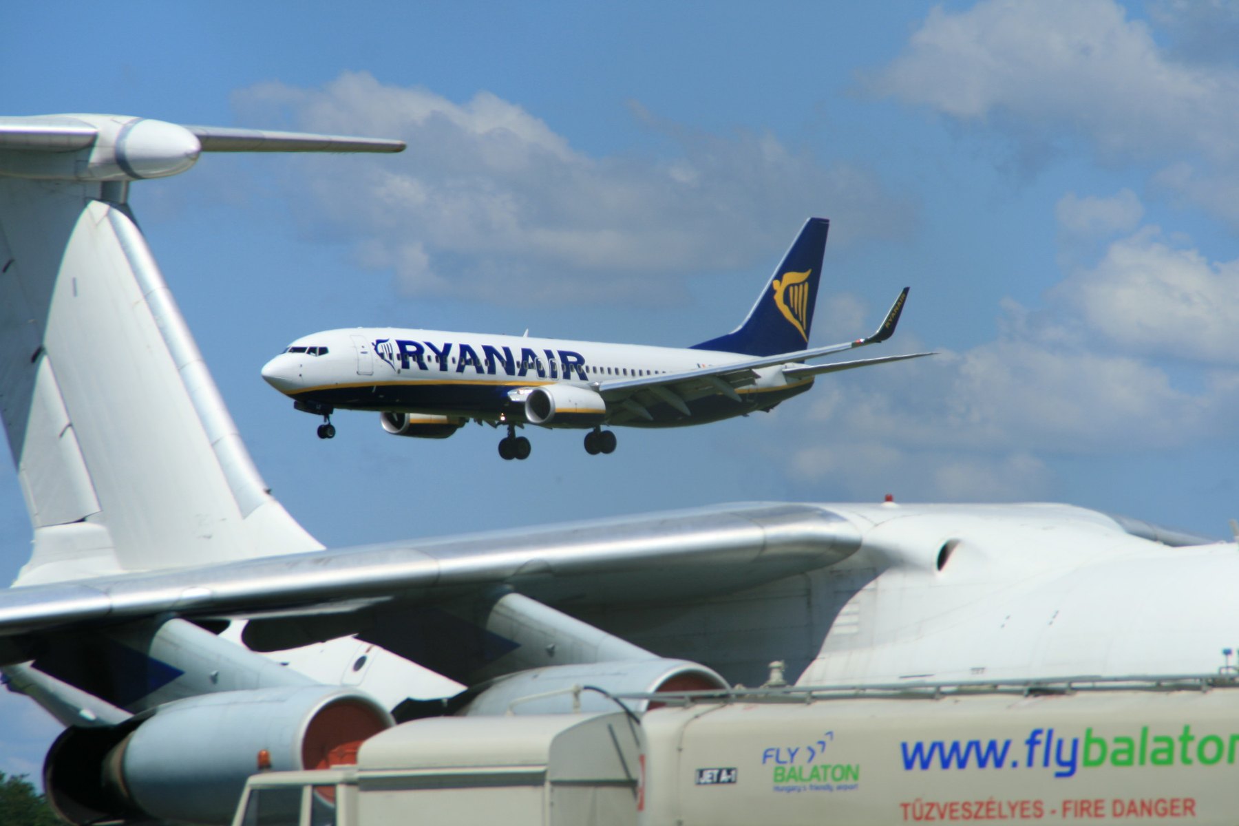 Ryanair Boeing 737 EI-DLZ approaching Sarmellek behind Ilyushin TN-AHT