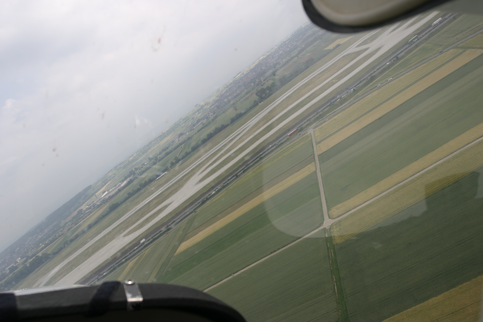 Photograph by Jürgen H. during the return approach to Stuttgart on 24 June 2003, timestamped 16:17:50