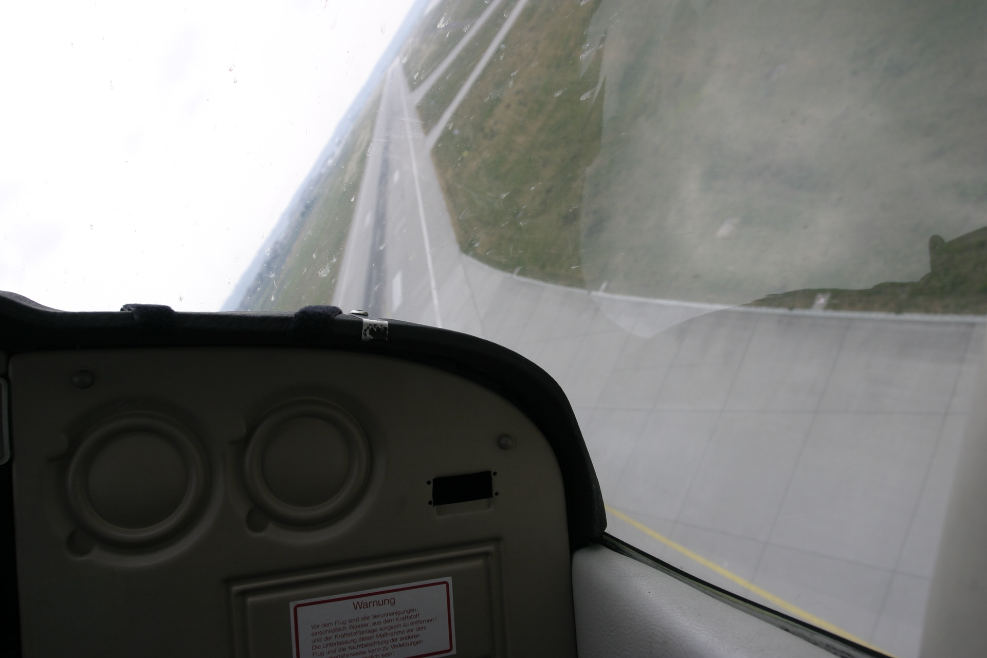 Photograph by Jürgen H. twelve seconds later during the low return approach to Stuttgart on 24 June 2003